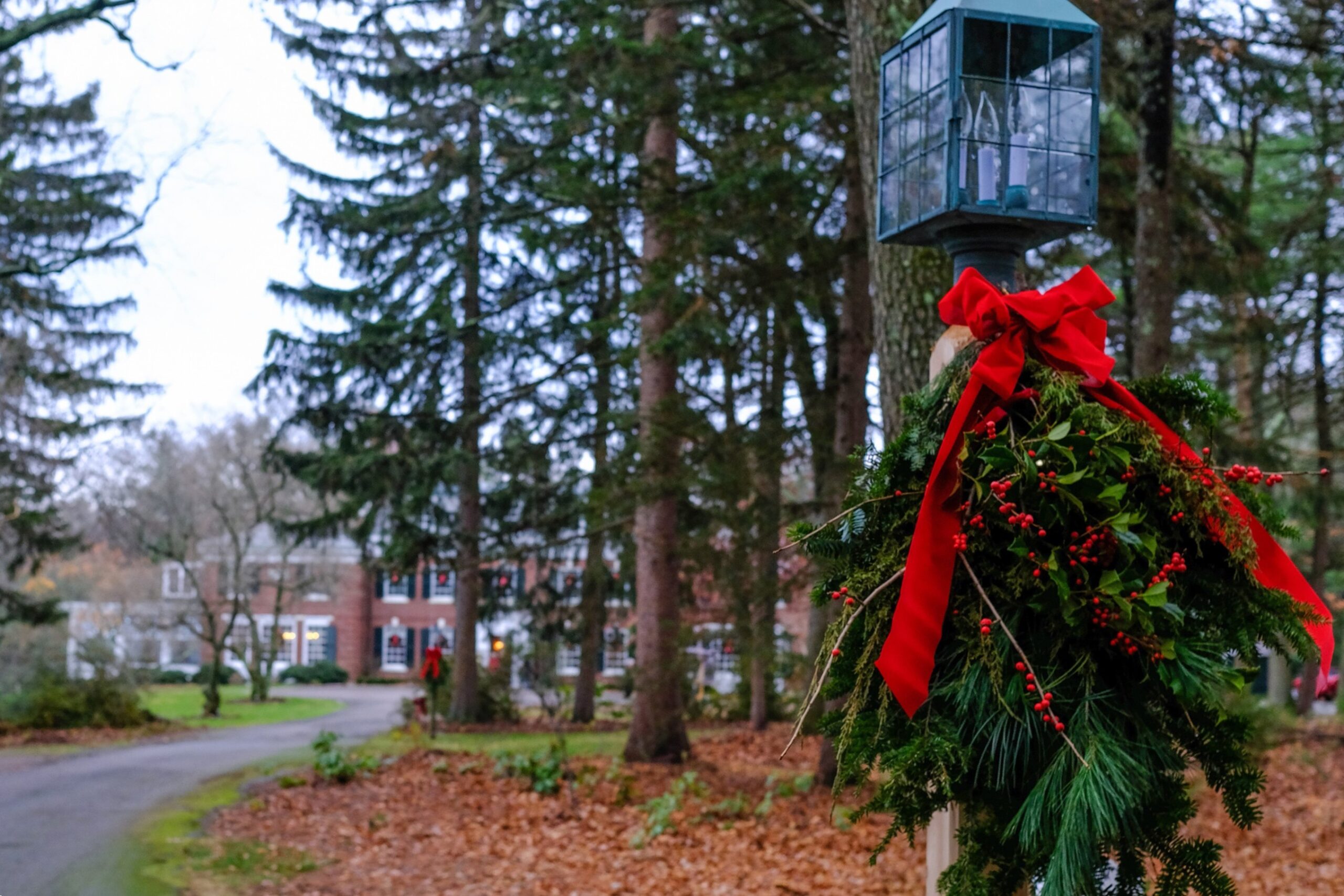 A holiday wreath hangs from a lightpole