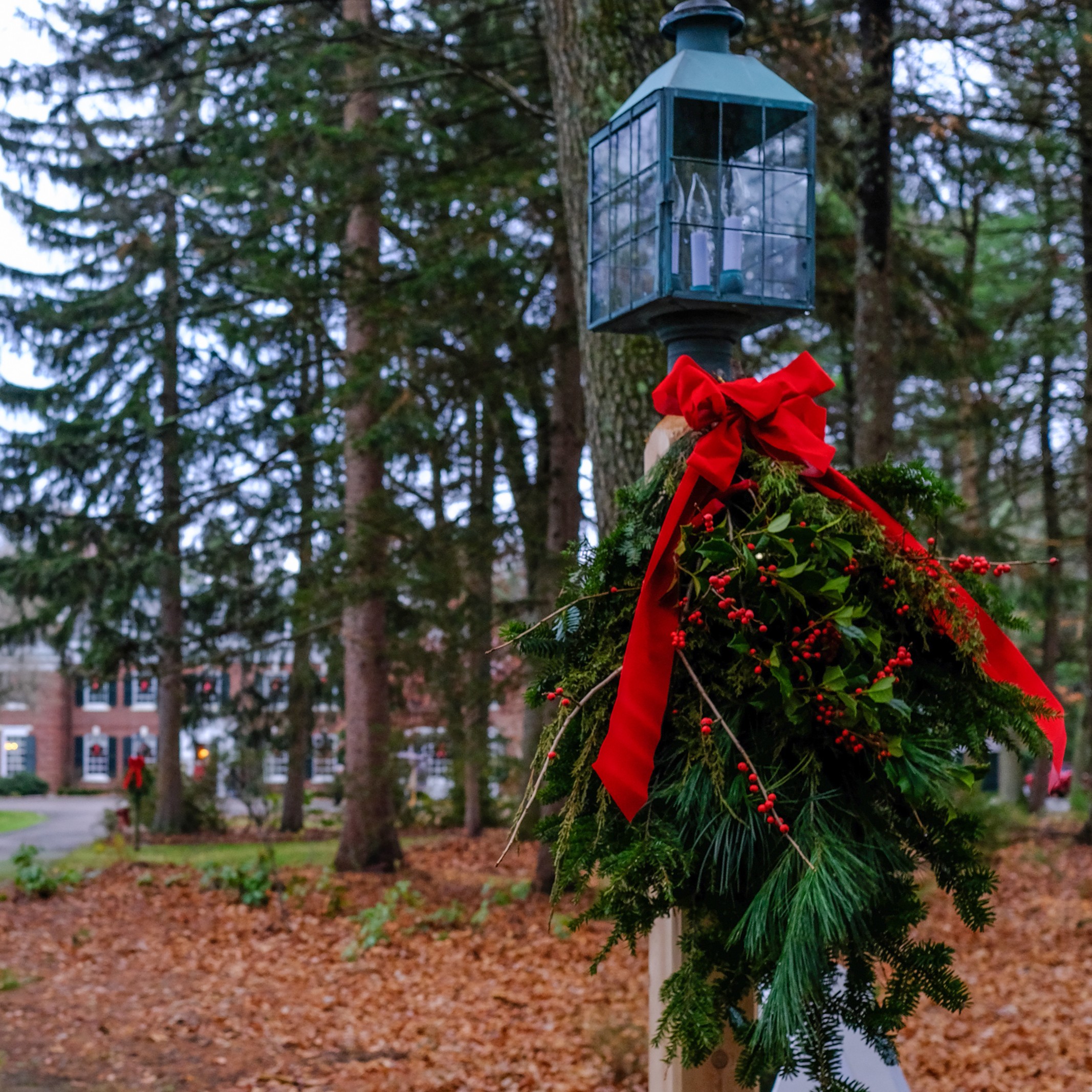 A holiday wreath hangs from a lightpole