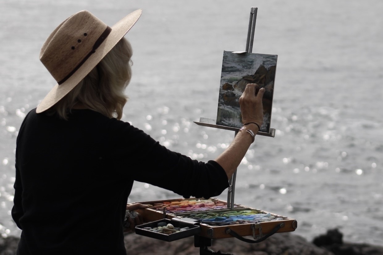 Lisa Regopoulos paints a pastel landscape
